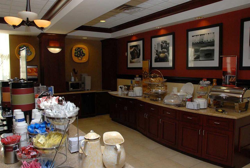 Hampton Inn & Suites Staten Island New York Restaurace fotografie
